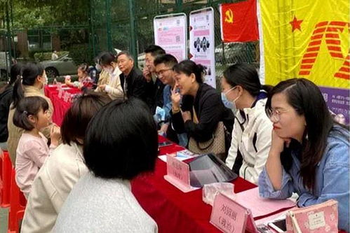 武汉第十九中学,党员教师进社区,教育咨询义务服务活动
